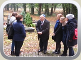 Wolfgang Nossen mit Teilnehmern des Workshops auf Neuem Juedischen Friedhof